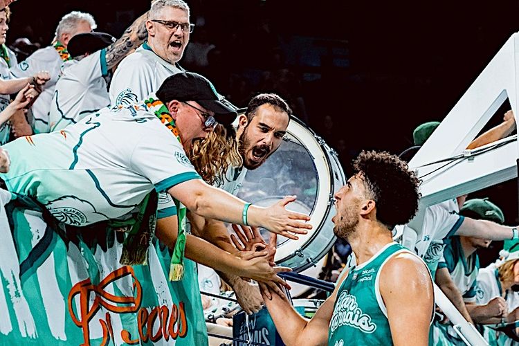 BALLE ORANGE – Élan Béarnais en forme. Basket Landes rayonne